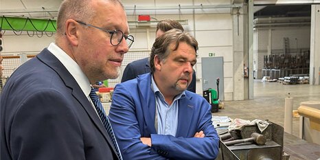 ANKE-Geschäftsführer Tobias Wesselow und Dennis Radtke MdEP (v.l.) bei der Betriebsbesichtigung