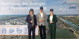 NRW-Ministerpräsident Hendrik Wüst (Mitte) informierte sich im Reallabor der Energie- und Ressourcenwende über Transformationsprojekte aus der industriellen Praxis.