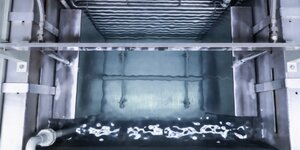 Die Leistung der Tauchschwinger von Weber Ultrasonics mit 25 und 50 kHz kann im Bereich von 10 bis 100 Prozent stufenlos an das Reinigungsgut angepasst werden.