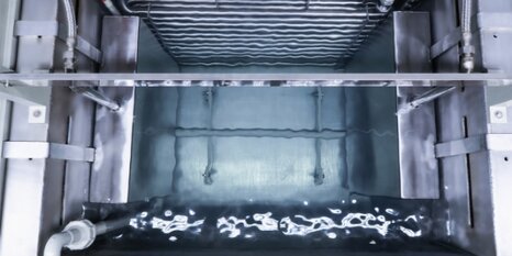 Die Leistung der Tauchschwinger von Weber Ultrasonics mit 25 und 50 kHz kann im Bereich von 10 bis 100 Prozent stufenlos an das Reinigungsgut angepasst werden.