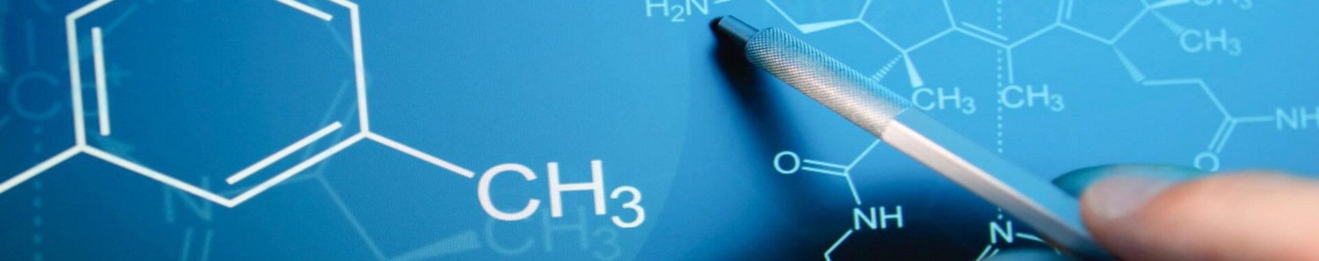 Molekülstruktur an einer blauen Tafel mit einer Hand, die einen Stift hält