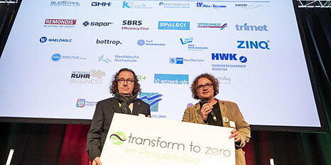 Lars Baumgürtel (ZINQ, l.) und Prof. Dr. Uwe Handmann (Prosperkolleg) stellen „Transform to Zero“ auf dem Circular Economy Hotspot in Bottrop vor. (Bild: Arne Pöhnert)