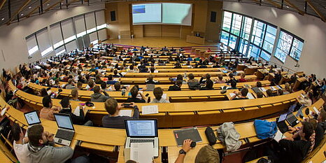 Hörsaal der TU Ilmenau mit Studierenden und Vortragenden