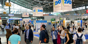 Junge Besucher am ZVO-Gemenschaftsstand auf der SurfaceTechnology GERMANY 2022