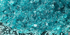 Foto zeigt turkisfarbene Kristalle von Nickelsulfat. (Bild: Umicore) 