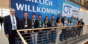 Gruppenbild vor ZVO Banner zeigtVolker Rogoll und seine Schülergruppe der Fachschule für Galvanotechnik in Schwäbisch Gmünd (Bild: Sven Hobbiesiefken)