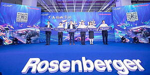Gruppenbild auf blauer Bühne zur feierlichen Eröffnung des neuen Rosenberger-Werkes in Changzhou (Bild: Rosenberger